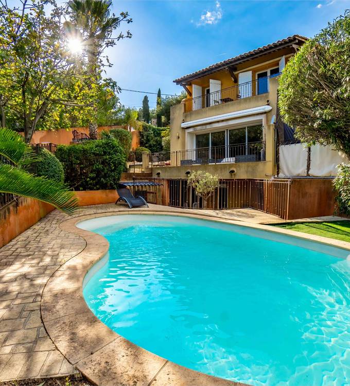 Aperçu de la visite — piscine et villa ocre