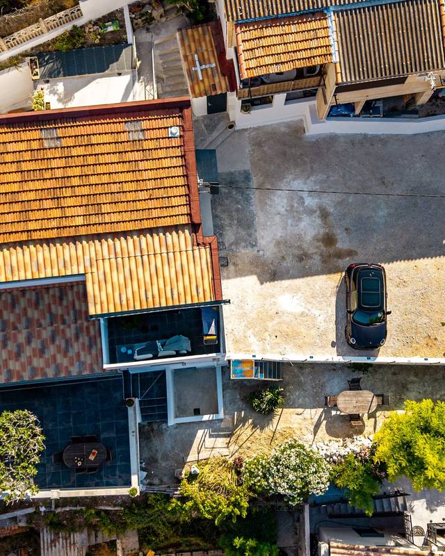 Vue verticale de toits en tuiles, d'une cour et d'un stationnement en centre ancien