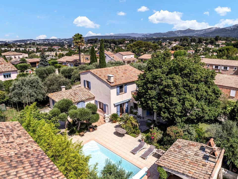Villa avec piscine vue du ciel, collines en arrière-plan